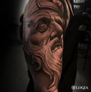 tatuaje-brazo-anciano-logia-barcelona-diego 